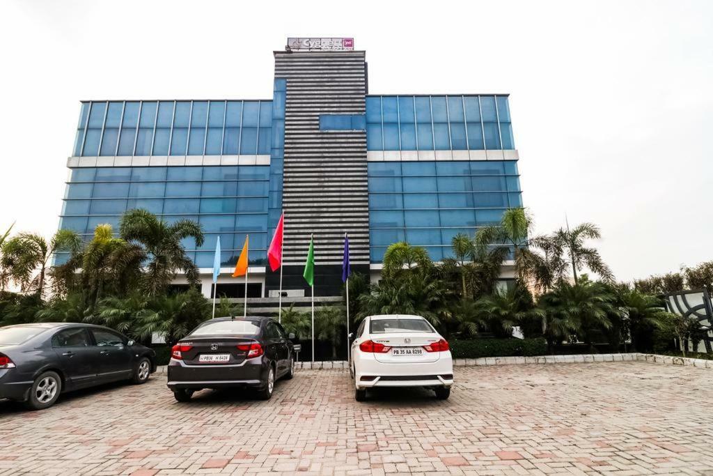 La Silver Leaf Otel Nawāshahr Dış mekan fotoğraf
